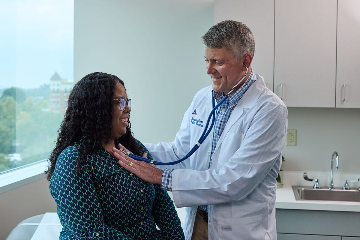 Stephen Rich, MD, Bariatric Surgeon at Ascension St. Thomas Nashville examines a female patient. 
