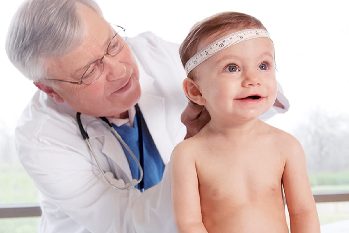 Child with pediatrician 