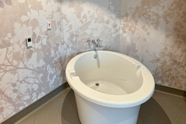 Ascension Seton’s new low-intervention birth tub offers mothers a comfortable, personalized option for labor and delivery.