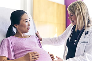 Pregnant woman talking to her doctor.