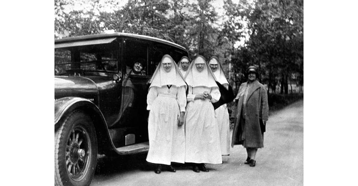 Sisters of the Sorrowful Mother taking picture with two local women in 1917