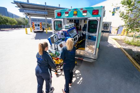 Una mujer con cáncer habla con el médico.