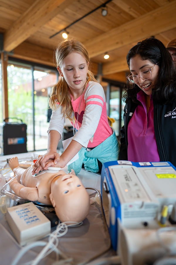 Niña aprendiendo RCP