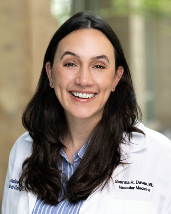 Seanna R Daves, MD, Internal Medicine