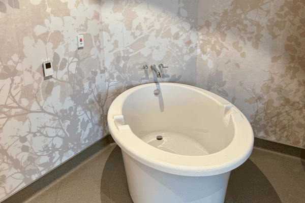 Ascension Seton’s new low-intervention birth tub offers mothers a comfortable, personalized option for labor and delivery.